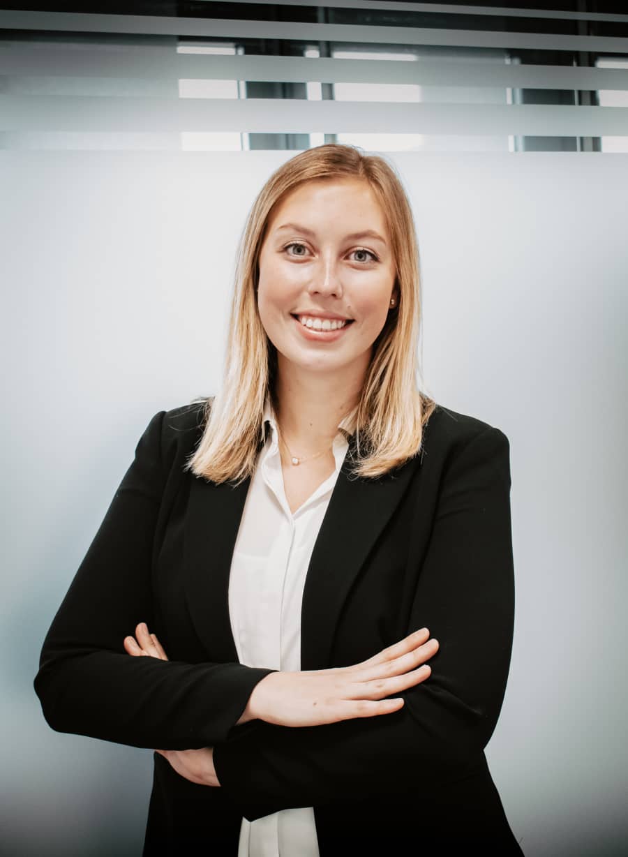 Frauen-Business-Portrait vor Glaswand