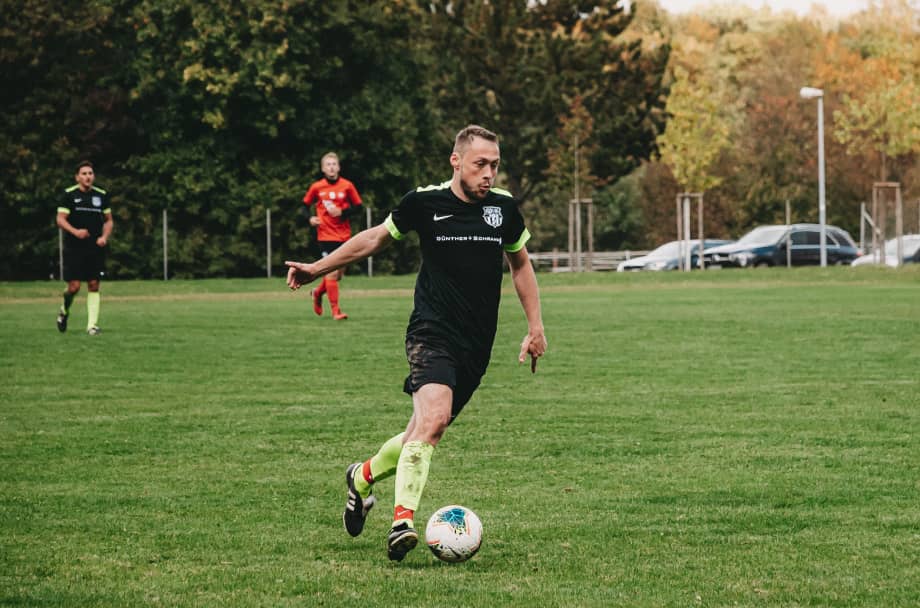 Fußballer beim Dribbling